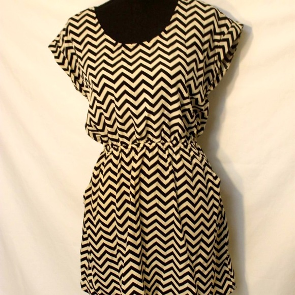 Candie's Dresses & Skirts - CANDIES BLACK IVORY CHEVRON JR WOMAN SHORT SLEEVE MINI DRESS MEDIUM OPEN BACK